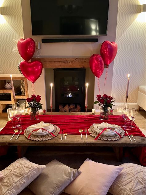 Anniversary Dinner At Home Decoration, Anniversary Picnic Ideas Romantic, Romantic Picnic Ideas, Romantic Date Night At Home, Candle Light Dinner Ideas, Valentine Day Aesthetic, Valentine Bedroom Decor, Romantic Dinner Setting, Romantic Candle Dinner