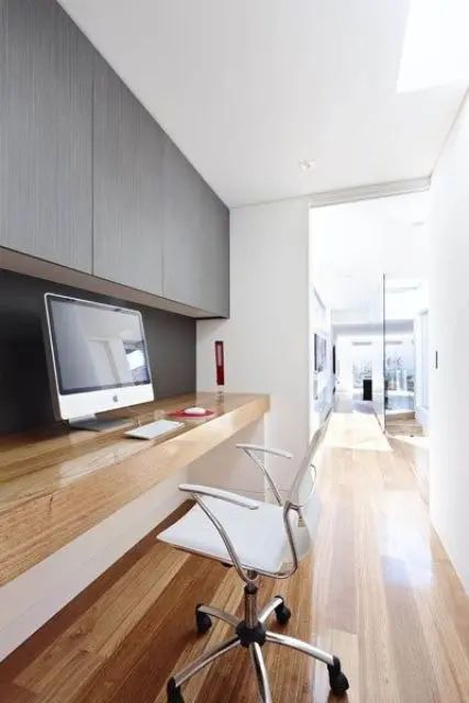 a sleek minimalist home office space with a sleek storage unit, a built in desk, a white chair and a PC are all you need for working Grand Designs Australia, Urban House, Office Nook, Study Nook, Room Deco, Kitchen Family Rooms, Study Rooms, Grand Designs, Home Office Space