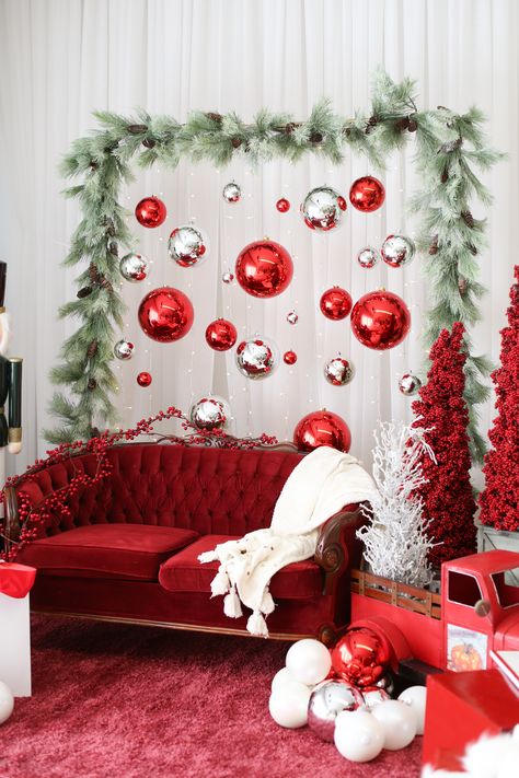 family christmas portrait setup idea red and silver Christmas Party Backdrop, Christmas Booth, Photo Backdrop Christmas, Christmas Stage, Xmas Photos, Christmas Photo Booth, Christmas Portraits, Christmas Shoot, Christmas Themes Decorations