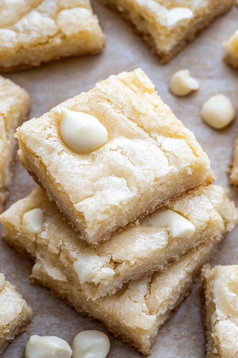 Gooey White Chocolate Brownies Brownies White Chocolate, White Chocolate Brownies Recipe, White Brownies, White Chocolate Brownies, Jelly Doughnuts, Dark Chocolate Brownies, Chocolate Fan, White Chocolate Bar, Chocolate Butter