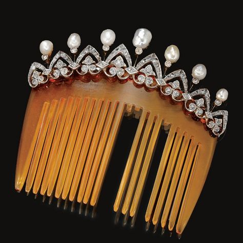 A CULTURED PEARL AND DIAMOND COMB, FRENCH, 1900S. Decorated with a garland, set throughout with circular-cut and rose-cut diamonds, embellished with seven cultured pearls, three teeth are broken. Vintage Motifs, Antique Hair Combs, Motifs Design, Vintage Hair Combs, Edwardian Jewelry, Vintage Hair Accessories, Diamond Tiara, Head Jewelry, Royal Jewels