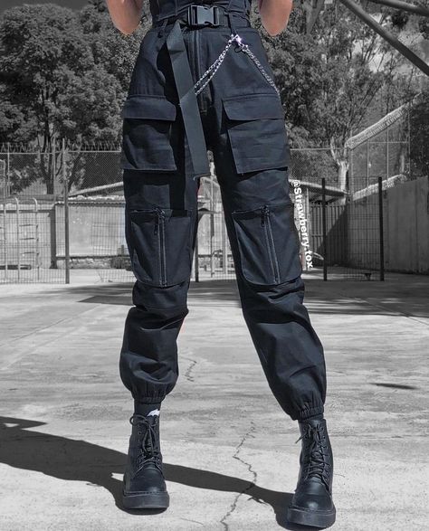 Combat Core Outfit, Tech Wear Cargo Pants, Black Tactical Gear Female, Cargo Tech Pants, Techwear Academia, Casual Tech Outfits Women, Cyberpunk Pants Female, Tech Streetwear Women, Cyberpunk Cargo Pants