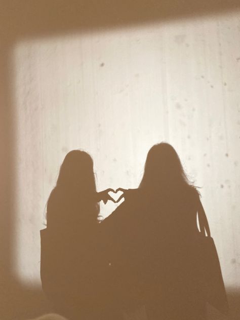 Sister Silhouette, Sisters Silhouette, Sky Photography Nature, Beach Ideas, Single And Happy, Photography Nature, Sky Photography, Photo Profil, Cover Photos