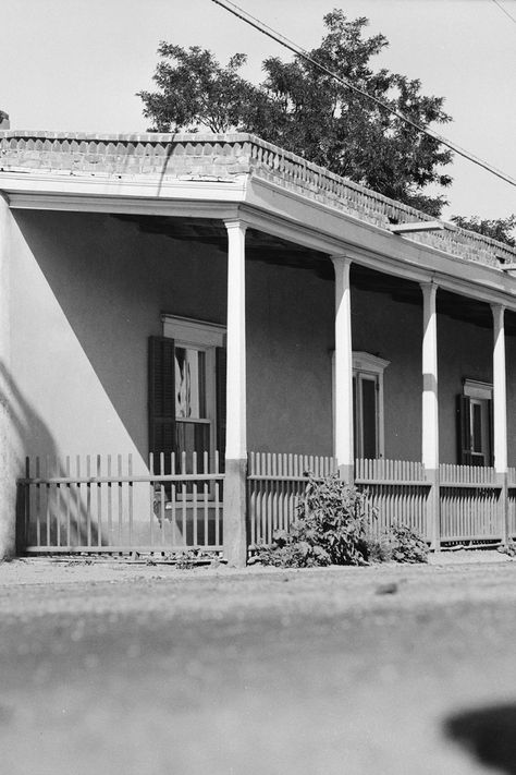 A picture of the old Santa Fe Borrego House from the 1930s. New Mexico Homes, Adobe Home, Adobe House, Real Estate Property, Santa Fe Nm, House Built, Buying Property, Land For Sale, Selling House