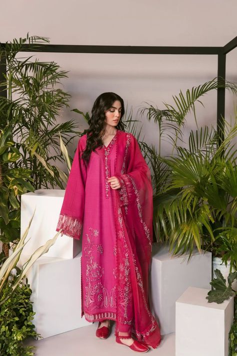 Pink Pakistani Dress, Organza Pants, Suits For Women Indian, Best Designer Suits, Indian Pink, Pakistani Dress, Embroidered Dupatta, Designer Suits, Pakistani Fashion