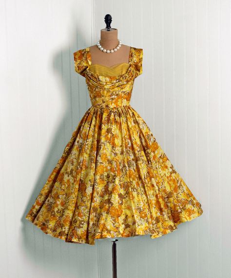 yellow and vintage! Vintage Fashion 50s, Fashion 50s, Rockabilly Outfits, Vintage Dresses 50s, Fashion 1950s, Vintage 1950s Dresses, Retro Mode, 1940s Dresses, 50s Dresses