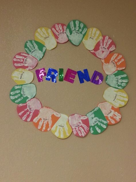 Friendship Wreath Preschool, Friendship Art Ideas For Preschoolers, Friendship Chart, Love And Friendship Preschool Art, Friendship Art For Toddlers, Friendship Tree For Toddlers, Friendship Tree Preschool Hand Prints, Friendship Wreath, Classroom Family Tree