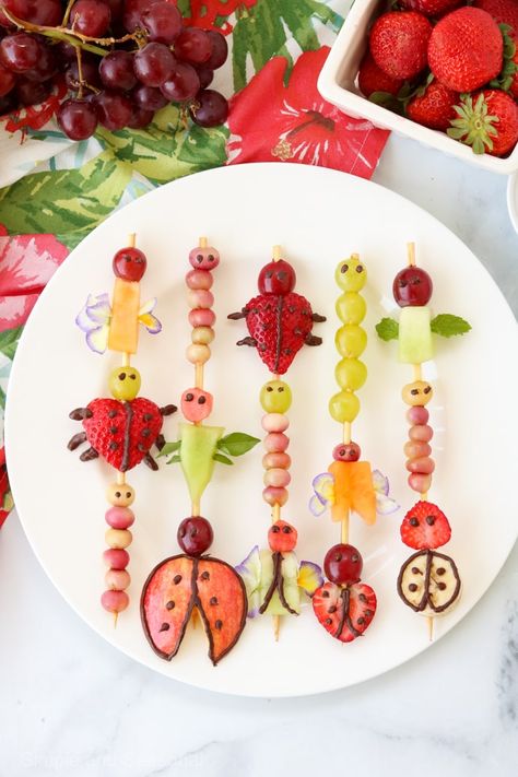 Serve a fun after school snack or impress party guests with these yummy and cute Critter Fruit Kabobs! Perfect Timon and Pumbaa snacks for a Lion King Party Lion King Birthday Party Food Ideas, Lion King Snack Ideas, Lion King Themed Food, Lion King Snacks, Lion King Food Ideas, Safari Fruit Tray, Lion King Party Food, Lion King Food, Lion King Movie Night