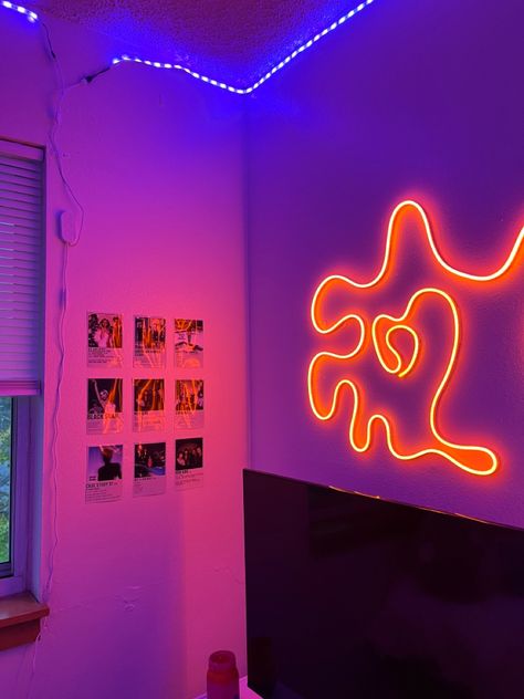 Wavy Neon Light Wall, Neon Sign Apartment Decor, College Apartment Bedroom Aesthetic, Wall Collage Inspiration, College Apartment Aesthetic, Bedroom Decor Apartment, Decor College Apartment, Apartment Decor College, Decor Room Ideas