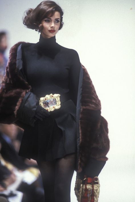 Mode Editorials, 90s Runway Fashion, Runway Fashion Couture, Design Moda, Claudia Schiffer, Naomi Campbell, 가을 패션, Mode Vintage, Fashion Mode