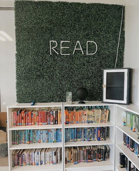 Cute Classroom Ideas Highschool English, Male Classroom Decor Middle School, Modern Classroom Decor High Schools, Anthropologie Classroom, Classroom Ideas High School Decorating, High School Reading Classroom Decor, High School Ela Classroom Setup, Classroom Library High School, Goth Teacher Classroom