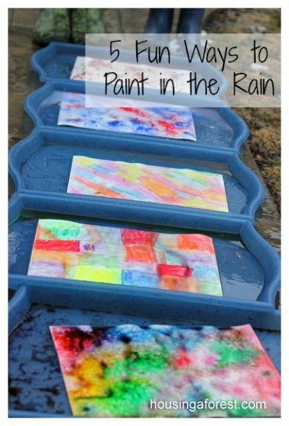 5 Fun Ways to Paint in the Rain ~ the kids love this experiment Rainy Day Fun, Rain Painting, Outdoor Learning, Rainy Day Activities, Crafty Kids, Reggio Emilia, Outdoor Art, Preschool Art, Art Activities