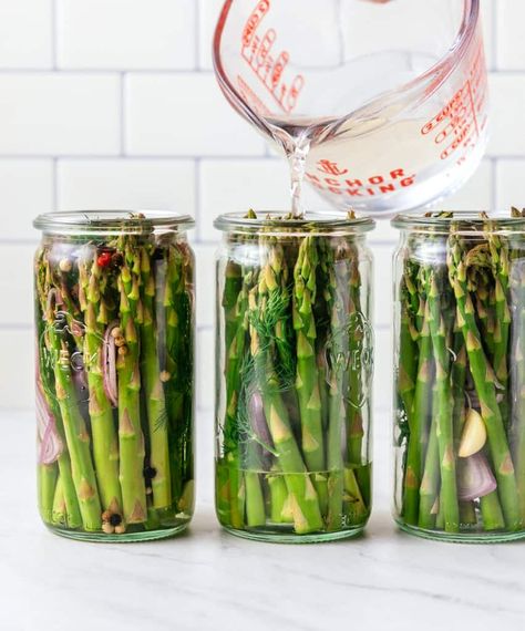 This quick pickled asparagus recipe is SO easy and delicious! The crisp-tender spears are tangy, flavorful, and refreshing. Serve them as an appetizer or snack or add them to your favorite salads and sandwiches. Asparagus Snacks, Spring Snacks, Pickled Asparagus, Spring Appetizers, Freezing Food, Banting Recipes, Fermented Veggies, Kefir Recipes, Veggie Breakfast