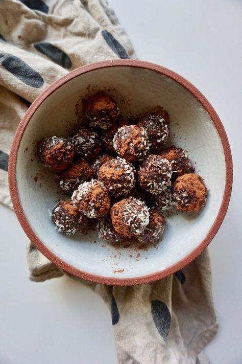 Black Magic Energy Truffles - LentineAlexis Almond Butter Oatmeal, Vegan Energy Balls, Magic Energy, Snack Balls, Cherry Coconut, Energy Ball Recipe, Avocado Chocolate, 15 Minute Meals, Bliss Balls