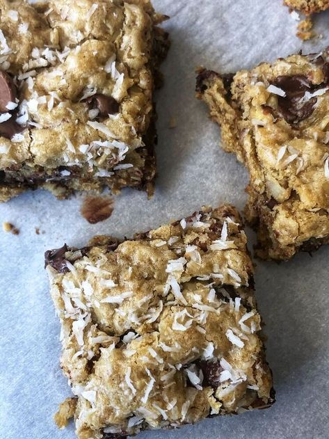 We're coo coo for coconut squares! Oatmeal, coconut, and chocolate...YUM!⠀⠀⠀⠀⠀⠀⠀⠀⠀These Coconut Chocolate Oatmeal Squares really do hit the spot. They are crunchy, nutty, and have the right amount of sweetness by using unsweetened coconut and semi-sweet chocolate chips (best combo!). The best part about them is that you can personalize them to your preferences and add whatever you want. We even debated adding in butterscotch chips, to which we both agreed would be a little too much (ev… Oatmeal Coconut Dessert Recipes, Oatmeal Chocolate Squares, Oatmeal Coconut Chocolate Chip Bars, Oatmeal Coconut Bars, Unsweetened Coconut Recipes, Coconut Chocolate Chip Bars, Chocolate Chip Coconut Bars, Recipes With Coconut, Coconut Squares