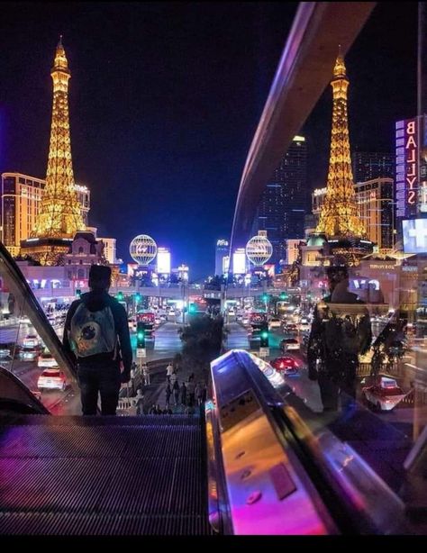 Vegas At Night, Las Vegas Video, At Night Aesthetic, Vegas Night, City Lights At Night, Las Vegas Vacation, New York City Photos, Las Vegas Photos, Las Vegas City