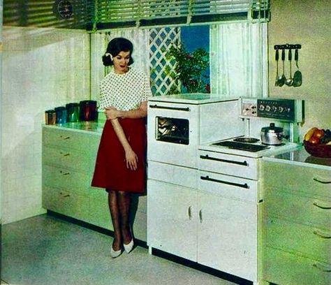 50s Housewife, Vintage Kitchen Appliances, 1960s Decor, Retro Kitchens, Vintage Inspired Kitchen, Vintage Housewife, Domestic Bliss, Vintage Kitchens, Vintage Stoves