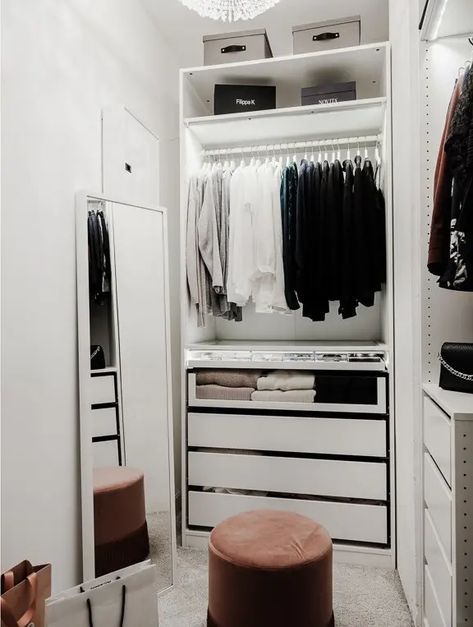 Un dressing dans un petit appartement de 38m2 - Planète Déco Tiny Dressing Room Ideas, Small Bedroom Vanity, Kids Bedroom Furniture Design, Bedroom Built In Wardrobe, Small Bedroom Storage, Wardrobe Space, Small Wardrobe, Closet Decor, Modern Bedroom Decor