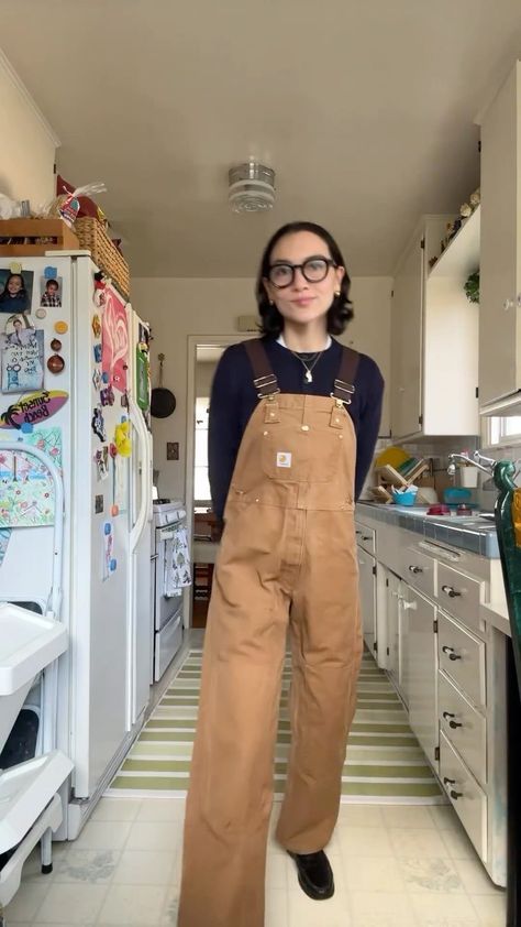 Last fit in California 👢 . . . . #fallstyle #pintreststyle #pintrestoutfit #overalls | Instagram Carhartt Overalls Women Outfit, Women Overalls Outfits, Carhartt Overalls Women, Carhartt Overalls Outfit, Dungaree Outfit, Carhartt Overalls, Overall Outfit, Overalls Outfit, Carhartt Women