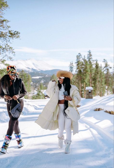 Aspen Outfit Winter, Cabin Trip Outfit, Ski Resort Outfit, Snow Outfit Ideas, Girls Ski Trip, Snow Outfits For Women, Cabin Outfit, Ski Trip Outfit, Colorado Outfits