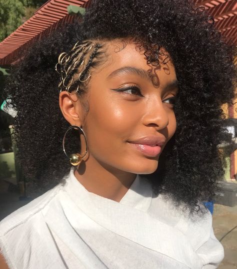 @joselynforbes- follow for more great pins Side Cornrows, Yara Shahidi, Haute Hair, Fulani Braids, Natural Curls Hairstyles, Natural Hair Styles Easy, Hair Laid, Female Celebrities, African Hairstyles