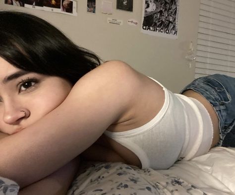 Laying In Bed Pictures Instagram, Lay Down Pose, Woman Laying, Hot Poses, Selfie Poses Instagram, Standing Poses, Body Picture, Selfie Ideas Instagram, Body Poses