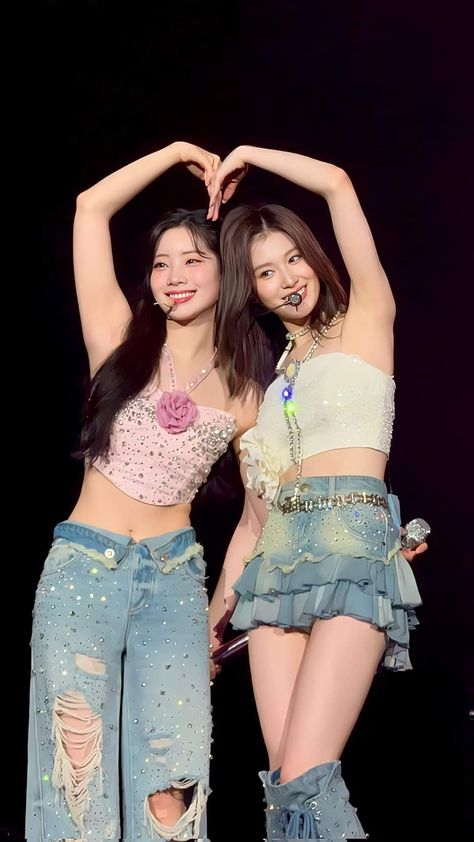 Duo Kpop Outfits, Concert Outfit Ideas Kpop, Outfit Ideas Kpop, Sana And Dahyun, Kpop Concert Outfit, Dahyun Twice, Concert Outfit Ideas, Dara Kpop, Concert Fits