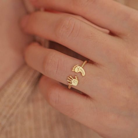 Rings For Girls Gold, Hand Jewelry Rings, Family Ring, Baby Footprint, Fancy Jewelry Necklace, Modern Gold Jewelry, Baby Rings, Personalized Newborn, Birthday Gift For Mom