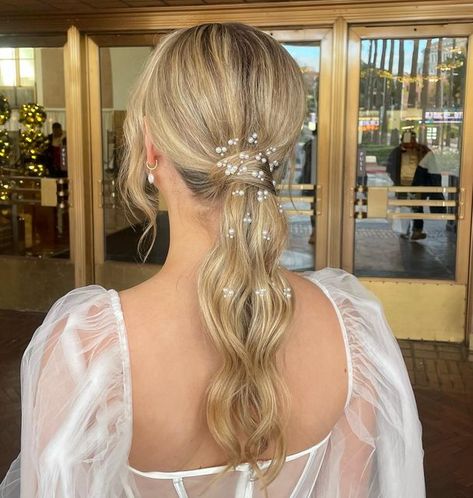 Bride low pony with pearls Low Pony With Veil, Low Pony With Pearls, Bridal Ponytail With Pearls, High Ponytail With Pearls, Pearls In Hair Ponytail, Pearl Ponytail, Low Pony Hairstyles, Messy Fishtail Braids, Bridal Ponytail