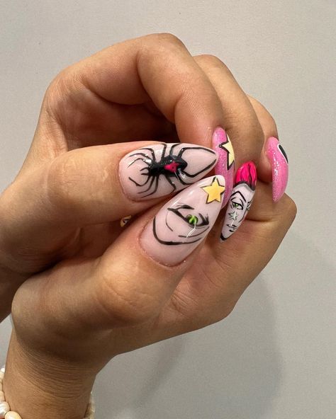 #hisoka #spiders #hunterxhunter Hisoka Nails, Hunter X Hunter Nails, Hunter Spider, Vintage Nails, Unique Acrylic Nails, Hunter X Hunter, Spiders, Cute Nails, Nail Inspo