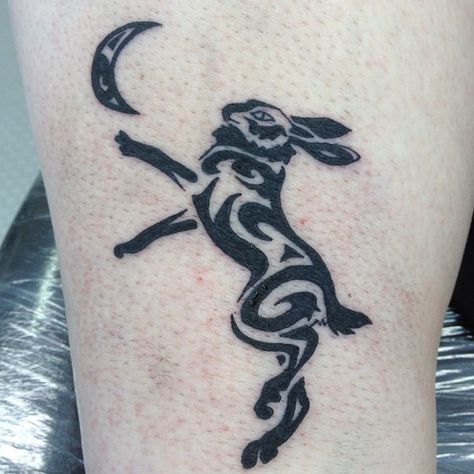 Cool tribal black hare with moon tattoo on shin Celtic Hare Tattoo, Kustom Kulture Tattoo, Hare Tattoo, Pagan Inspiration, Hare Art, Tiny Tats, Watership Down, Rabbit Tattoos, Kustom Kulture