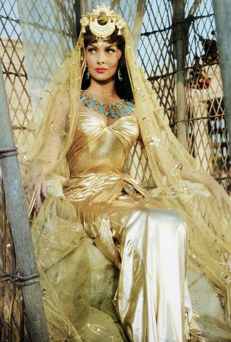 Gina Lollobrigida in, Solomon and Sheba (1959) Solomon And Sheba, Egyptian Fashion, Gina Lollobrigida, Italian Actress, Actrices Hollywood, Movie Costumes, Old Hollywood Glamour, Golden Age Of Hollywood, Vintage Glamour