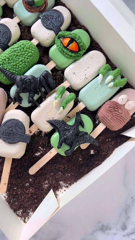 Dinosaur Cake Pops, Jurassic World Cake, Festa Jurassic Park, Jurassic Park Birthday Party, Jurassic Park Party, Dinosaur Birthday Theme, Jurassic Park Birthday, Birthday Party At Park, Dino Cake