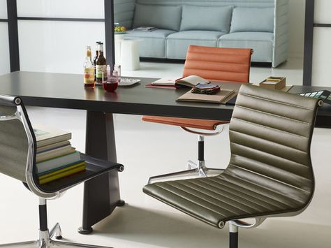 Product family Aluminium Group Eames Aluminium Chair, 60s Office, Eames Office Chair, Aluminium Chair, Eames Office, Panton Chair, Vitra Design, Aluminum Chairs, Charles Ray