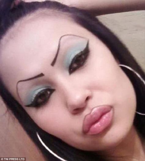 Eyebrow Fails, Funny Eyebrows, Rosa Make-up, Bad Eyebrows, Y2k Makeup, Bad Makeup, Makeup Fails, Makeup Humor, Basic Makeup