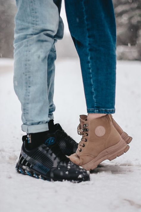 Snow Photoshoot Couple, Snow Couple Photoshoot, Couples Photoshoot Winter, Couple Photoshoot Winter, Winter Couple Pictures, Couple Photography Winter, Snow Engagement Photos, Christmas Couple Pictures, Snow Couple