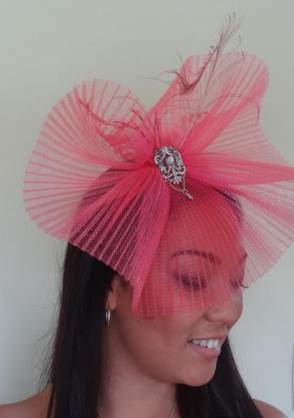 hot pink pleated Pleated Crinoline Fascinator, Diy Crinoline, Burgundy Fascinator, Crinoline Fascinator, Diy Fascinator, Fascinator Hats Diy, Tea Hats, Mini Hats, Sinamay Hats