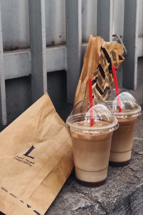 Takeaway Coffee Aesthetic, Takeaway Aesthetic, Coffee To Go Aesthetic, Cafe Shoot, Cafe Lunch, Takeaway Coffee, Street Coffee, Product Photoshoot, Coffee Shot