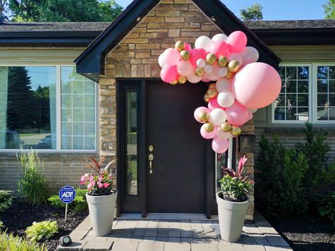 Fancy Housewarming Party, Housewarming Party Balloons, New Home Balloons, Housewarming Balloon Ideas, Small House Warming Party, Backyard Housewarming Party, Outdoor Balloon Garland, Housewarming Party Ideas, Housewarming Party Favors