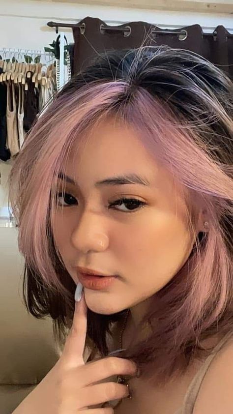 Eya Borja, Short Dyed Hair, Hair Color Underneath, Hair Color Streaks, Hair Streaks, Dyed Hair Inspiration, Pretty Hair Color, Hair Color Pink, Short Hair Color