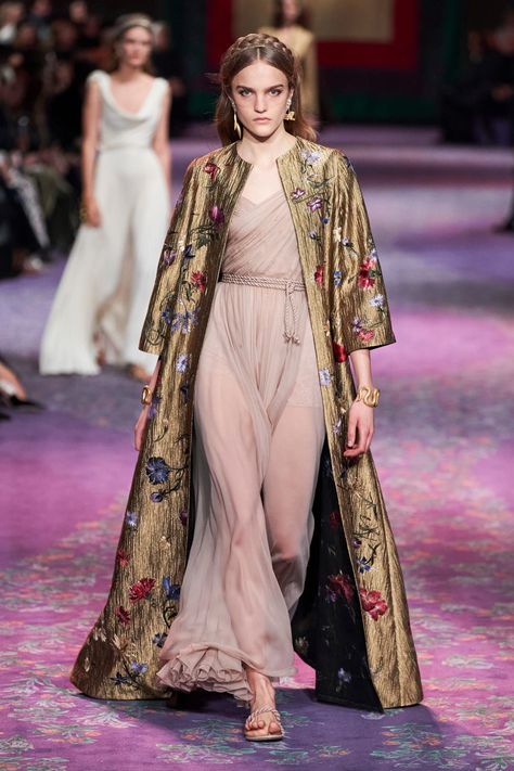 Feminism and Greek Mythology Collide at Christian Dior Haute Couture Spring 2020 - Fashionista Dior Spring 2020, Collection Couture, Christian Dior Haute Couture, Naeem Khan, Atelier Versace, Spring Couture, Dior Haute Couture, Couture Mode, Christian Dior Couture