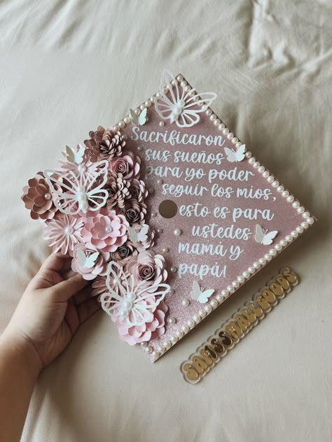 Cute Ideas For Graduation Caps, Cap Decoration Graduation High School Spanish, Grad Cap Dedicated To Mom, Grad Cap Ideas In Spanish, Grad Caps Spanish, Graduation Topper Ideas, Grad Cap Quotes Spanish, Spanish Graduation Quotes, Grad Topper Ideas