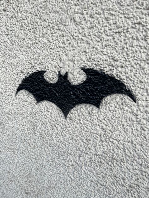 batman grafiti Batman Graffiti Art, Batman Graffiti, Halloween Graffiti, Spray Paint Wall, Bat Cave, Paint Wall, Spray Paint Art, Graffiti Art, Spray Paint