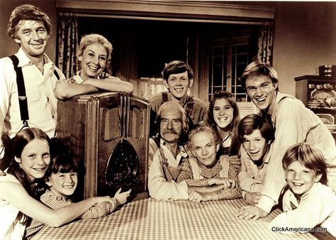 The Waltons was largely based on the childhood memories and experiences of the show’s creator, novelist Earl Hamner, who grew up in a place very much like Walton’s Mountain. Mountain Recipes, The Waltons Tv Show, Richard Thomas, The Waltons, John Boy, Kelly Preston, Walton Family, Classic Television, Family Show