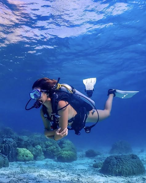 Scuba Diving Aesthetic, Aesthetic Scuba Diving, Cool Scuba Diving Pictures, Diver Aesthetic Deep Sea, Scuba Diving Pictures, Sea Diving, Free Diving Photography Underwater, Women's Diving, Scuba Diving Photography