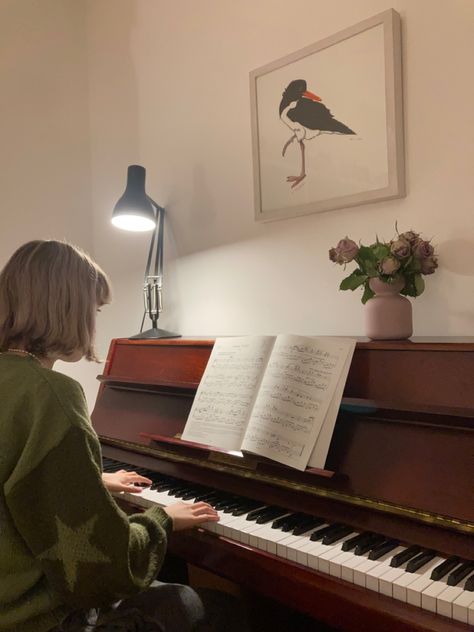 Keyboard Piano Aesthetic Room, Piano Aesthetics, Piano Aesthetic, Winter Semester, Piano Girl, Face The Music, Piano Player, Aesthetic Life, Background Aesthetic