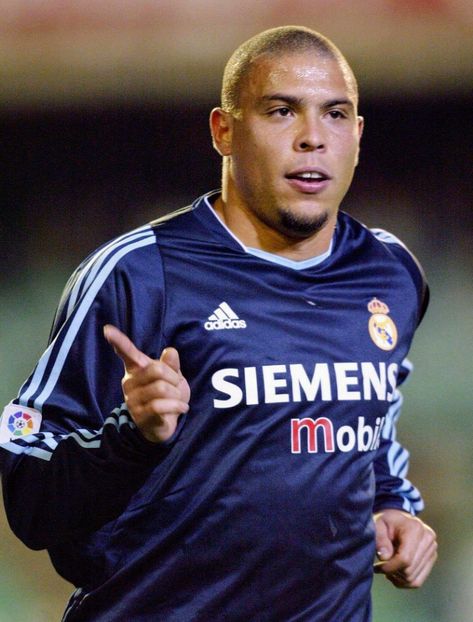 Ronaldo Nazario Ronaldo Luís Nazário De Lima, Ronaldo 9, Soccer Images, Ronaldo Pictures, Hala Madrid, Retro Football, Picture Collection, Best Player, Celebrity Pictures