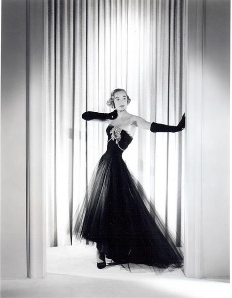 Jacques Fath, 1953 Jacques Fath, Elegant Gowns, Lana Turner, Era Fashion, Vintage Runway, Vintage Pics, Carole Lombard, Fifties Fashion, 50's Style