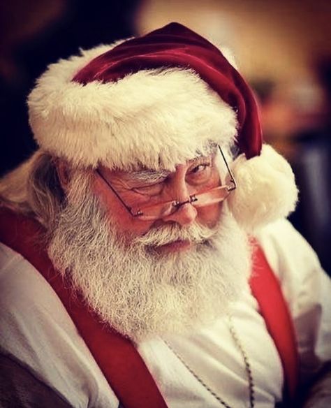 Santa Claus Photography, Santa Pics, Santa Claus Pictures, Beautiful Christmas Scenes, Santa Paintings, Santa Claus Images, Santa Photos, Santa Pictures, Santa Clause