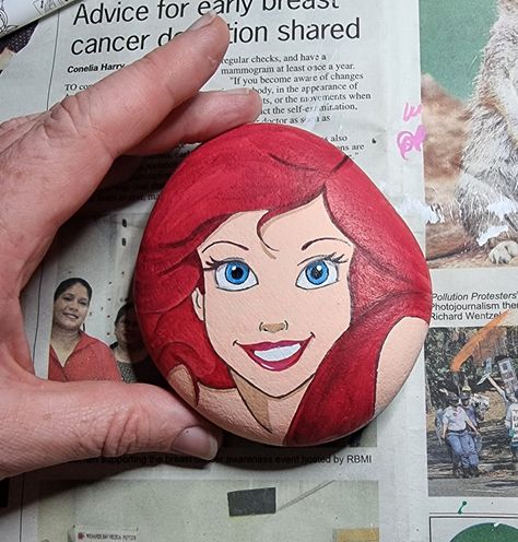 Cartoon Stone Painting, Princess Rock Painting, Little Mermaid Painting, Princess Painting, Painted River Rocks, Pen Craft, Rock Painting Tutorial, Diy Rock Art, Painted Rock Animals